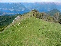 Scendiamo sulla larga dorsale verso la croce  DSCN3911