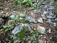 A Q810, dopo circa 30min dalla partenza, arriviamo a questo bivio con indicazioni a terra, a sinistra Munik e Camozzera, a destra per Ocone  20250521 070108