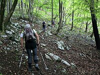 Si prosegue in salita, con strappi anche moito ripidi e peggio ancora insidiosi per il terreno viscido  20250521 073620