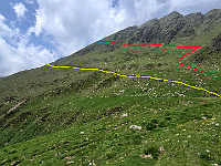 Vista dalla palina all'Alpe Piazza Vacchera: in giallo il sentiero delle trincee percorso all'andata, in rosso il largo sentiero militare (franato in qualche punto ma percorribile) fatto al ritorno  20250608 141439 A