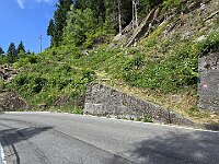 Dopo aver percorso parte della sterrata, sulla sinistra si apre un ampio prato con resti di alpeggio, qui si trova il sentiero che scende a Barghet, ed infine torniamo sulla SS11  20250618 162032