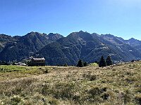 Casera Pustraesc con alle spalle le cime della Val Tartano  20250918 102356