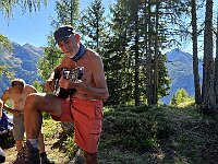 Il nostro menestrello (la chitarra è a disposizione in bivacco)  20250918 111715