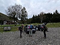 Rientrati al parcheggio ci cambiamo per poi andare a pranzoa all'Agriturismo Binda dove abbiamo prenotato (lo si deve dietro le due piante)  20250925 071317