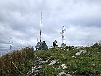 Dopo un ultimo strappo la vetta del Monte San Primo  20250925 094755