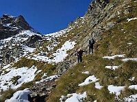 Saliamo con MOLTA attenzione verso la Bocchetta di Piazzocco, il sentiero è in parte ghiacciato  20251002 104522