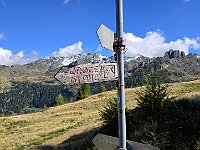 Arrivati alla baita e pozza di Piic, decidiamo di deviare a vedere la cimetta  20251002 150101