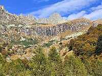 In alto sopra la bastionata c'è il lago ed il rifugio  20251009 102143