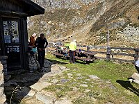 Il rifugio è chiuso (chiedere chiavi) pranziamo all'esterno nei tavoli  20251009 131016