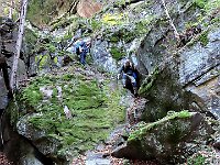 Si scende con l'aiuto di una catena  1000097182