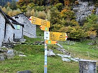 Faidal 912m, indicazioni. Non ci sono le indicazioni per la Val di Nedro e Marcri, si sale tra le baite verso Sassan  20251012 081036