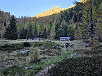 E si sale ancora abbastanza ripidi nel bosco per sbucare al primo rifugio  20251012 095700(0)