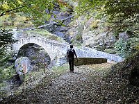 Passiamo ancora da Sassan e poi da Faidal, quindi al doppio ponte e su largo sentiero al parcheggio  20251012 151252