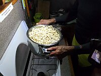 Arrivati al rifugio e dopo esserci lavati e cambiati, Francesco prepara i popcorn  20251015 171251