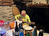 Nell'attesa il menestrello Francesco accompagna con le canzoni  20251015 175042