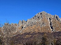 Alle nostre spalle la Grignetta con il sentiero Cermenati che la risale  20260107 103750