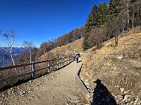 Dopo la pausa, torniamo verso i Resinelli dal comodo e largo sentiero  20260107 121249