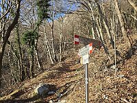 Attenzione a questo bivio, tutti e due indicano Sentiero Geologico Alto, noi prendiamo a destra (sulla freccia l'indicazione diritta riporta a mano non si vede un ....  20260121 092629