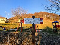 Sopra il cimitero le indicazioni per il sentiero 571  20260218 074030