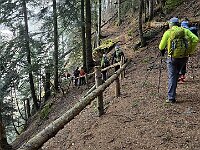 Qui siamo alla Grotta degli Sbandati, si scende un breve tratto con una catena di sicurezza, utile solo se ghiacciato  20260304 104452