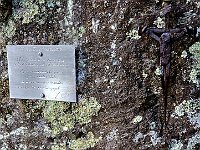 Nel ricordo di chi combattè e lottò su fronti militari e civili del secolo scorso Alpine e amici giunti fin quassù posero questo simbolo di perenne memoria e di anelito per imeritura pace tra i popoli  20260304 104655