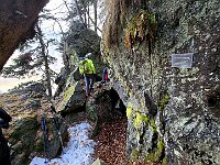 Oltre Angelo con la giacca gialla, l'ingresso della grotta  20260304 104701