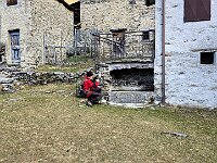 Francesco intento a fotografare la fontana a Dalben  20260304 140044