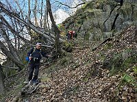 Scendiamo su ripido ed infido sentiero verso il torrente Varrone  20260312 152459