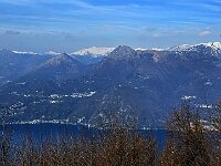 Verso sinistra e isolato il Monte Pidaggia 1528m, dietro il Garzirola 2115m, al centro il Monte Grona 1736m  20260325 103240